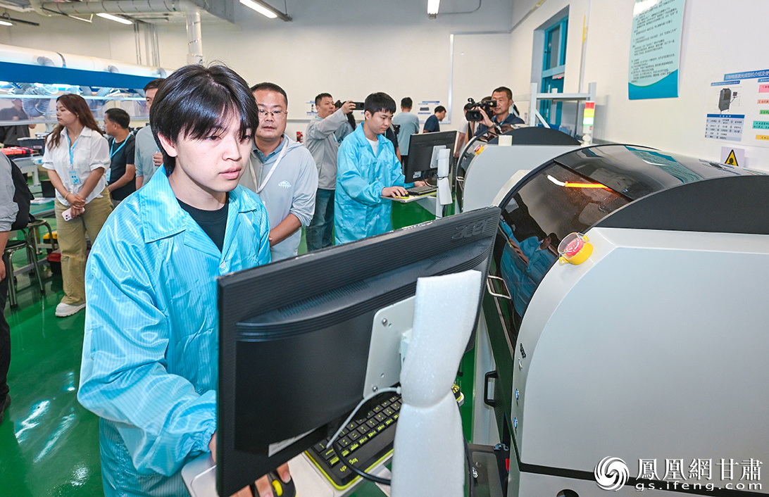 与会嘉宾参观兰州大学榆中校区工训实验室