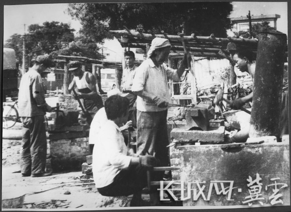 捶打扒钉的老妇人。常青 摄