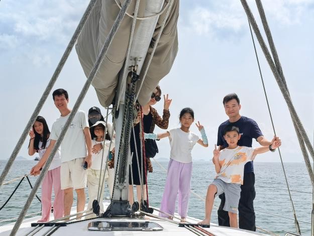 西乡街道径贝社区开展帆船竞技亲子研学活动