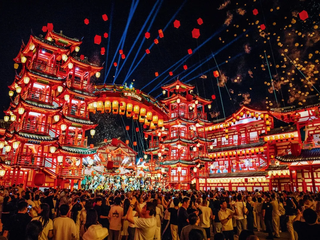 2026年6月21日晚，河北唐山市河头老街景区，游客在观看演出。图/中新
