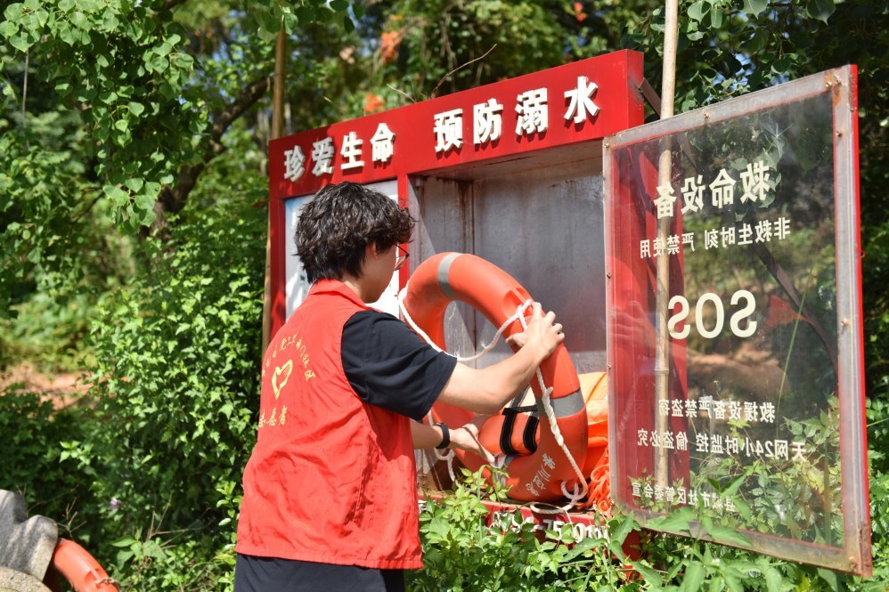从查救生圈到劝钓鱼者，黎川志愿者的巡河日常