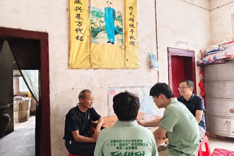 图四：贺笃启向实践团成员讲述亲身经历