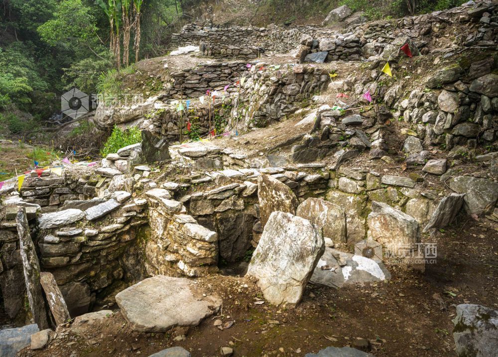 长岭瓷石矿遗址的小坞里溪谷瓷石开采加工遗址，共有26处水碓遗址、44组精密组合的淘洗池遗址沿溪谷依次排列。