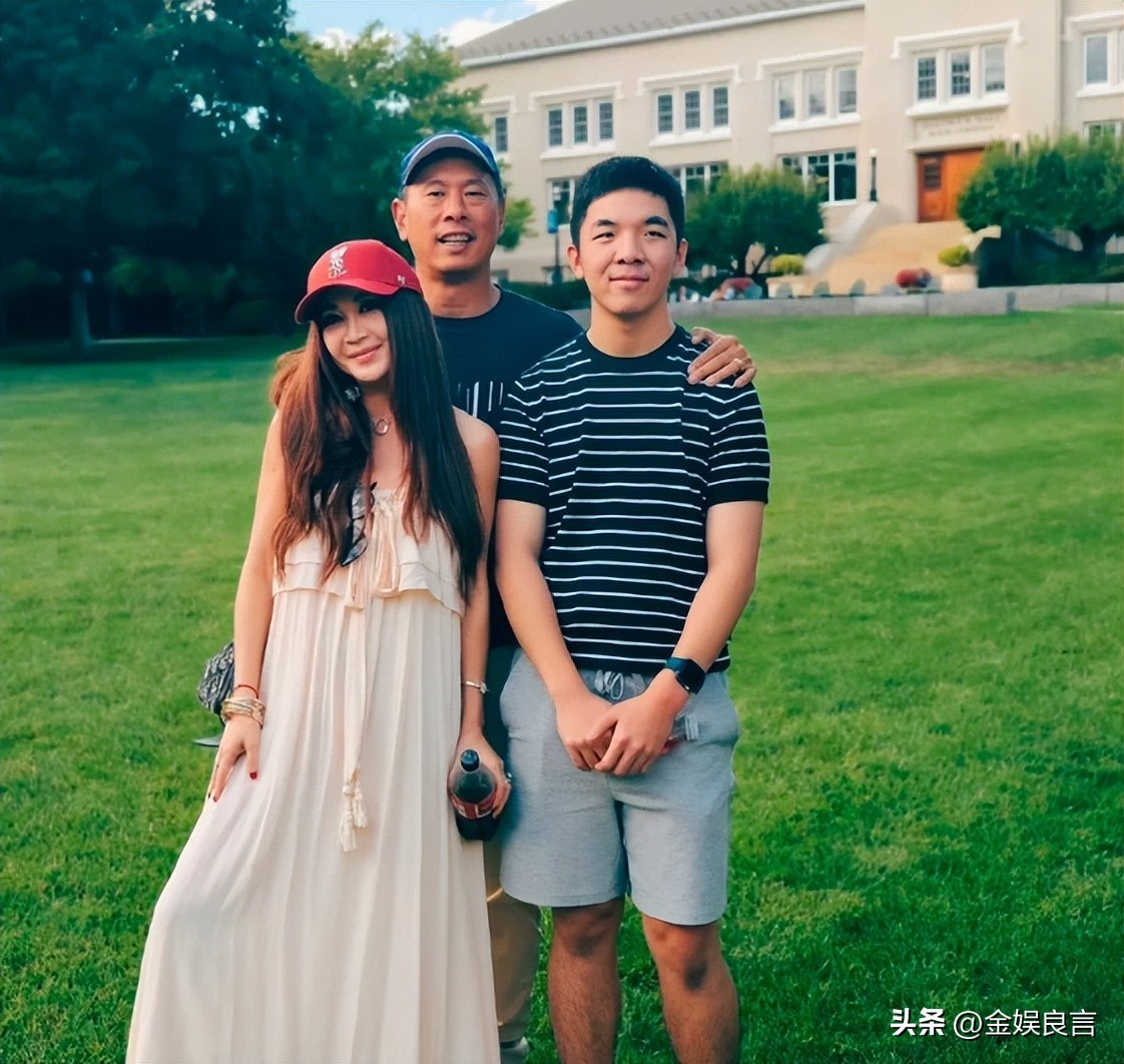 温碧霞59岁庆生照引热议,发福显龄养子坐姿抢镜 第9张 温碧霞59岁庆生照引热议,发福显龄养子坐姿抢镜 第9张