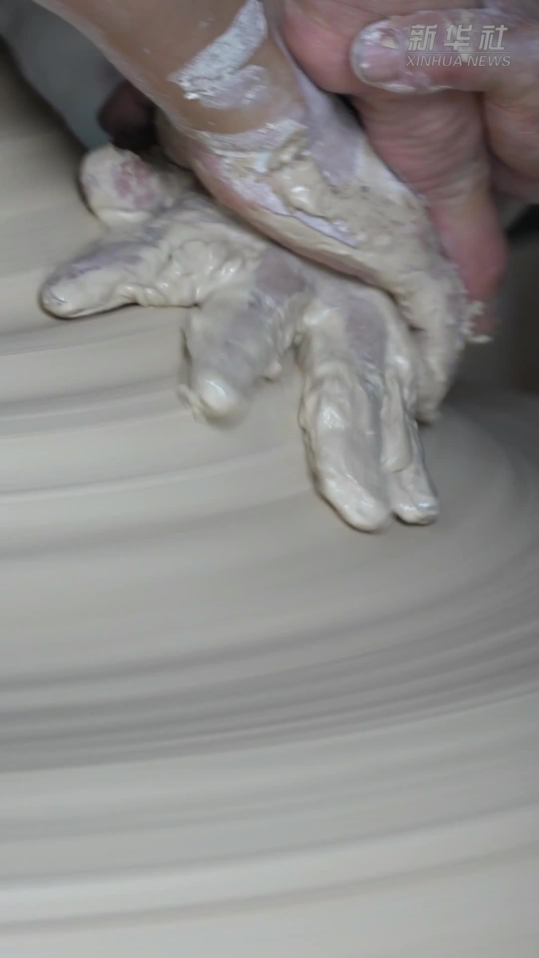 大件瓷：近两层楼高的花瓶