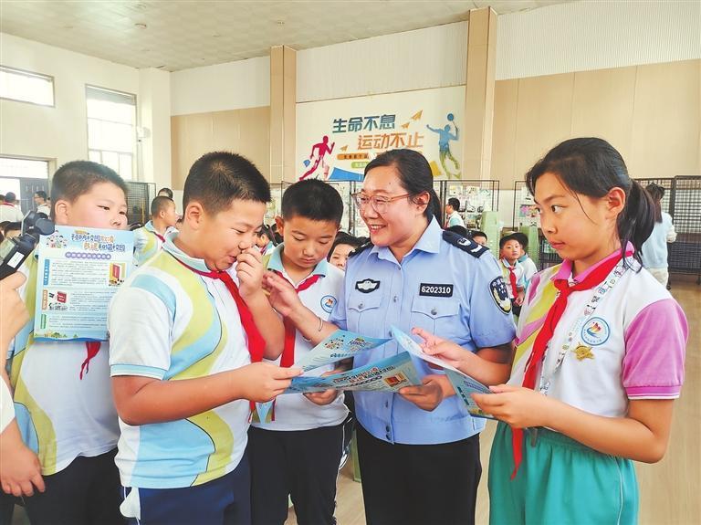 法治副校长在学校开展预防欺凌“你问我答”活动
