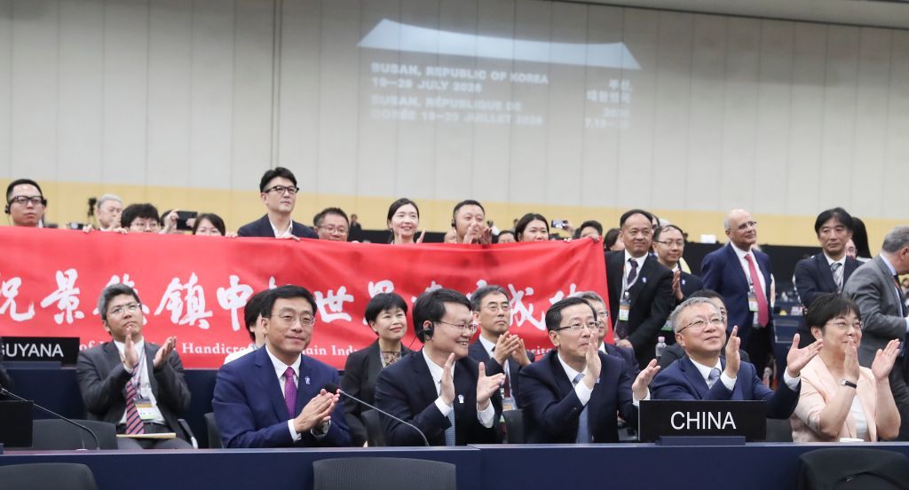 7月25日，中国代表团在韩国釜山召开的联合国教科文组织第48届世界遗产大会上庆祝“景德镇手工瓷业遗存”申遗成功。新华社记者 姚琪琳 摄
