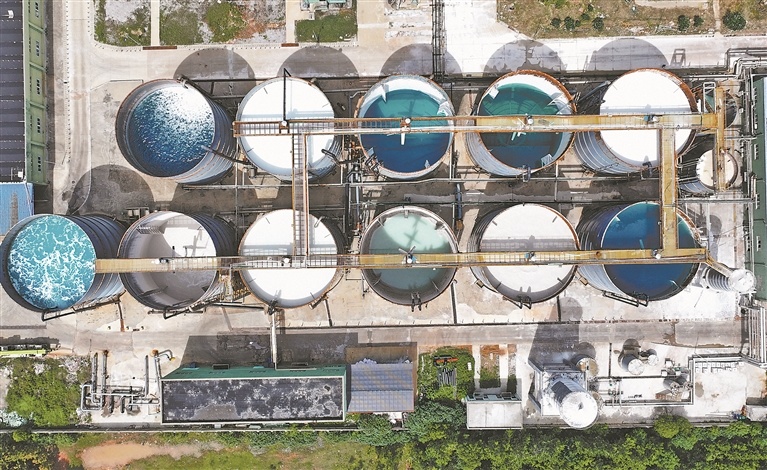 通过深井水溶采卤工艺，地下800米至1300米的天然岩盐被溶解为卤水。