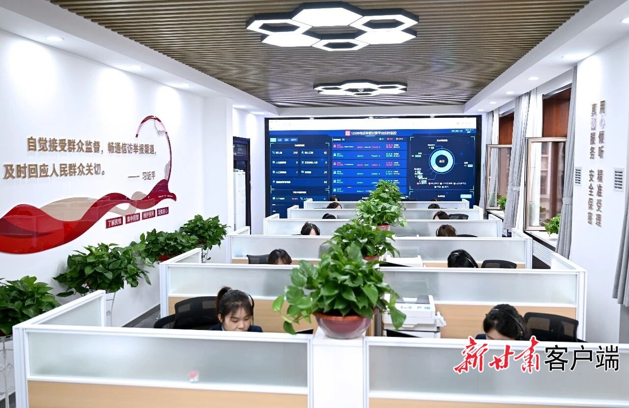 12388举报电话接听现场　省纪委监委供图