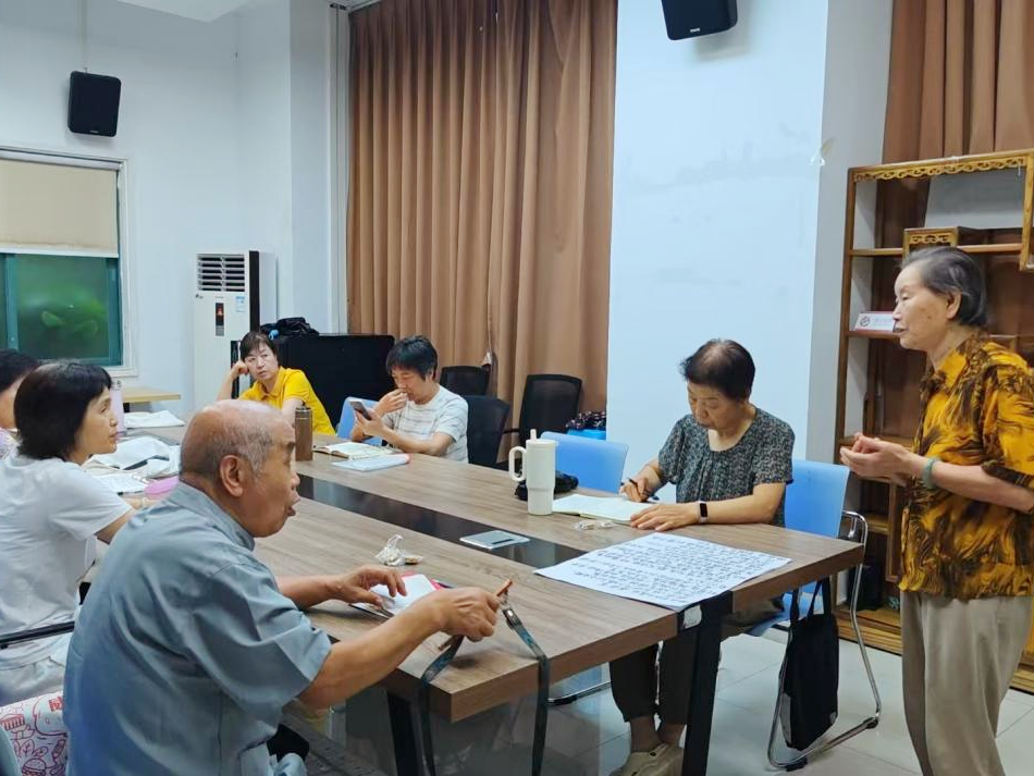 银发映初心 红马甲显担当—— 记富华社区78岁老党员毛向茹