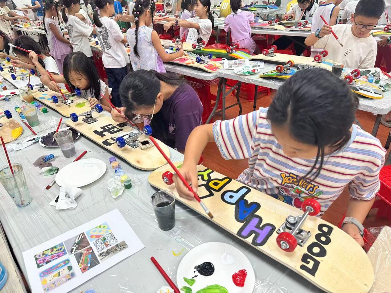以板会友，童心相连——南昌社区滑板彩绘活动让“小候鸟”与社区少年共绘成长