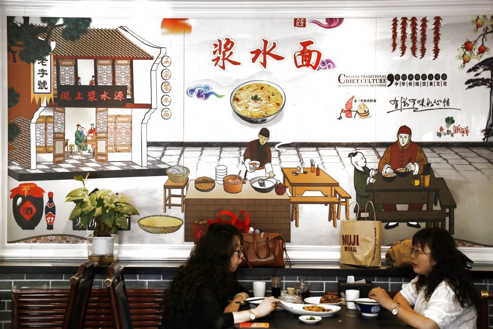 7月24日,兰州市民在城关区一家浆水特色餐饮店内就餐。新华社发(宋佳龙 摄)