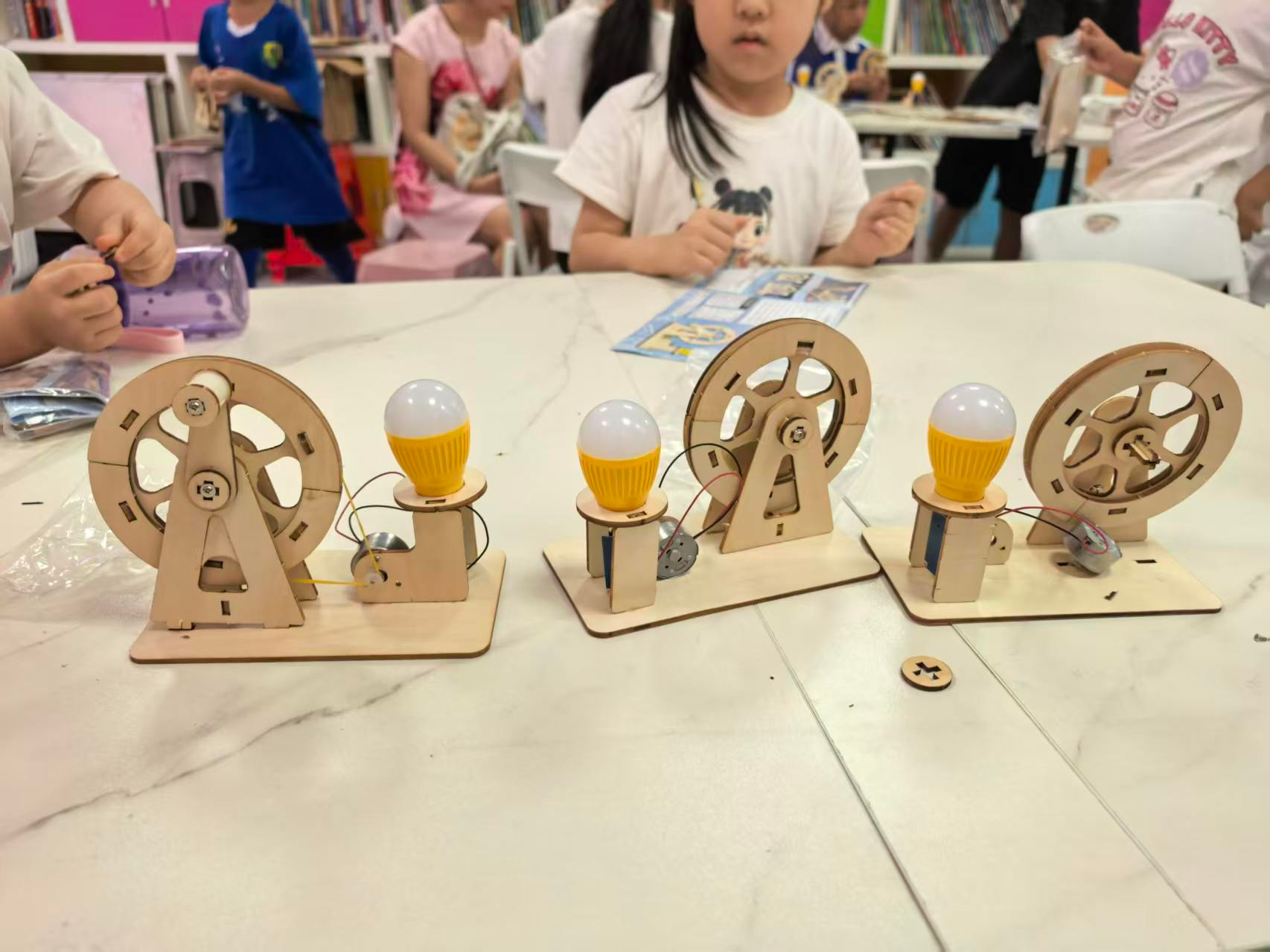 手摇发电，点亮好奇！臣田社区 “小小科学家” 趣味科学实践开课啦