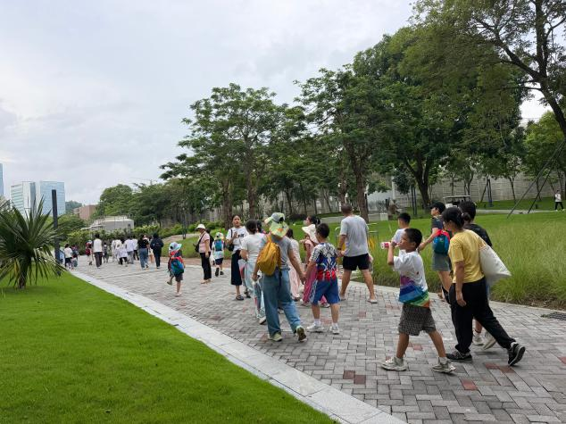 逐梦菁菁校园，双语浸润成长——西乡街道径贝社区开展高校亲子双语研学活动