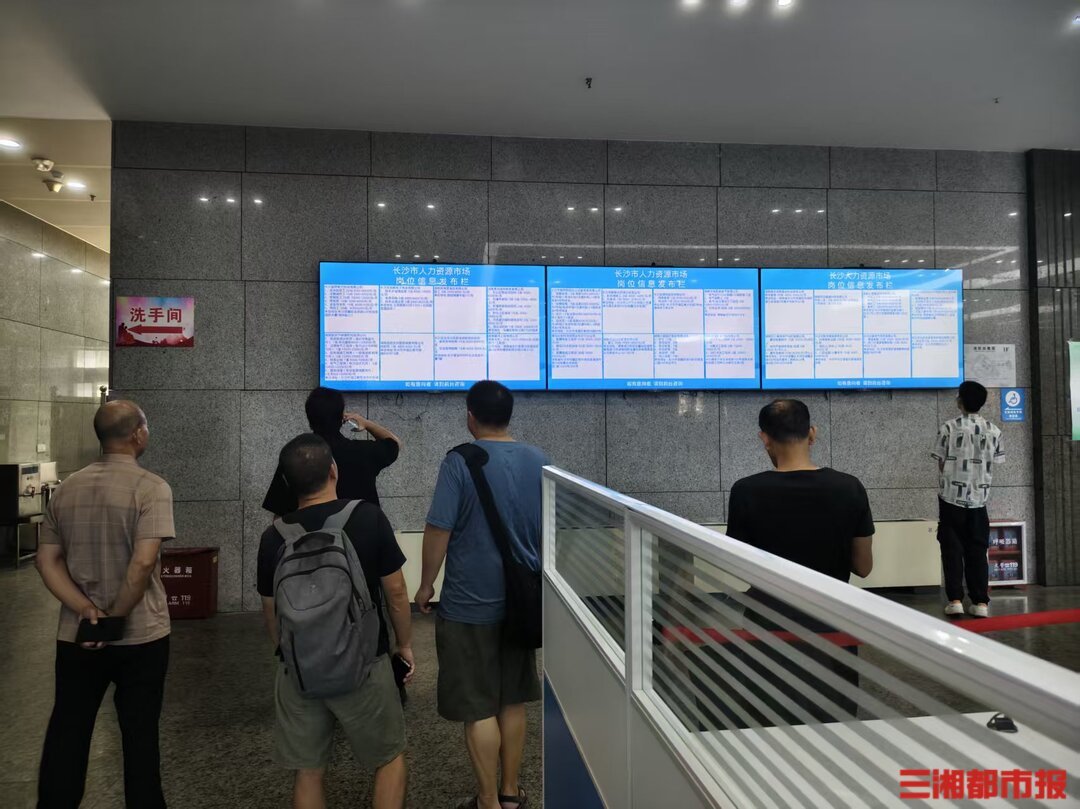 招聘会现场。王智芳摄