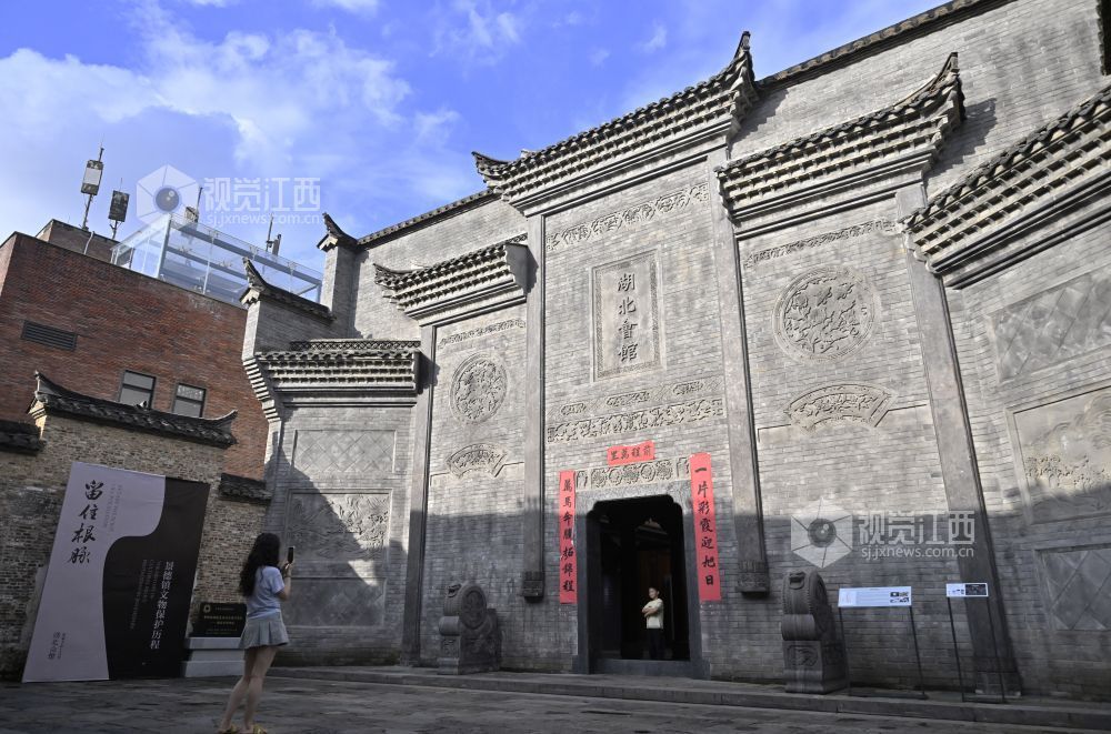 游客在景德镇湖北会馆参观。