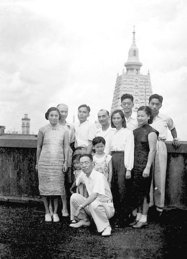 1949年夏在上海乐义饭店，后排右四为贺子珍，后排左三为贺敏学