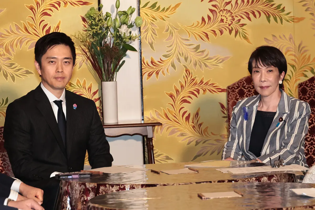 2025年10月20日，高市早苗（右）与维新会党首吉村洋文在国会签署协议，两党联合政权正式成立。（图源：日本雅虎新闻）