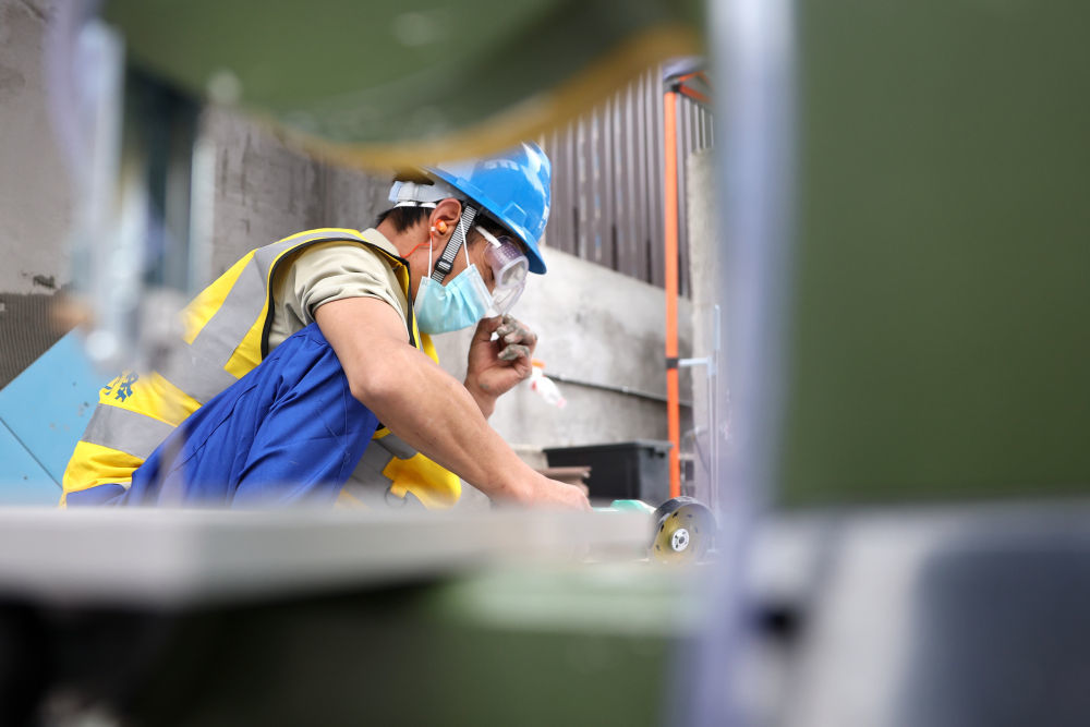 7月30日,陕西建工装饰集团参赛选手刘建妮在装饰装修工决赛中。