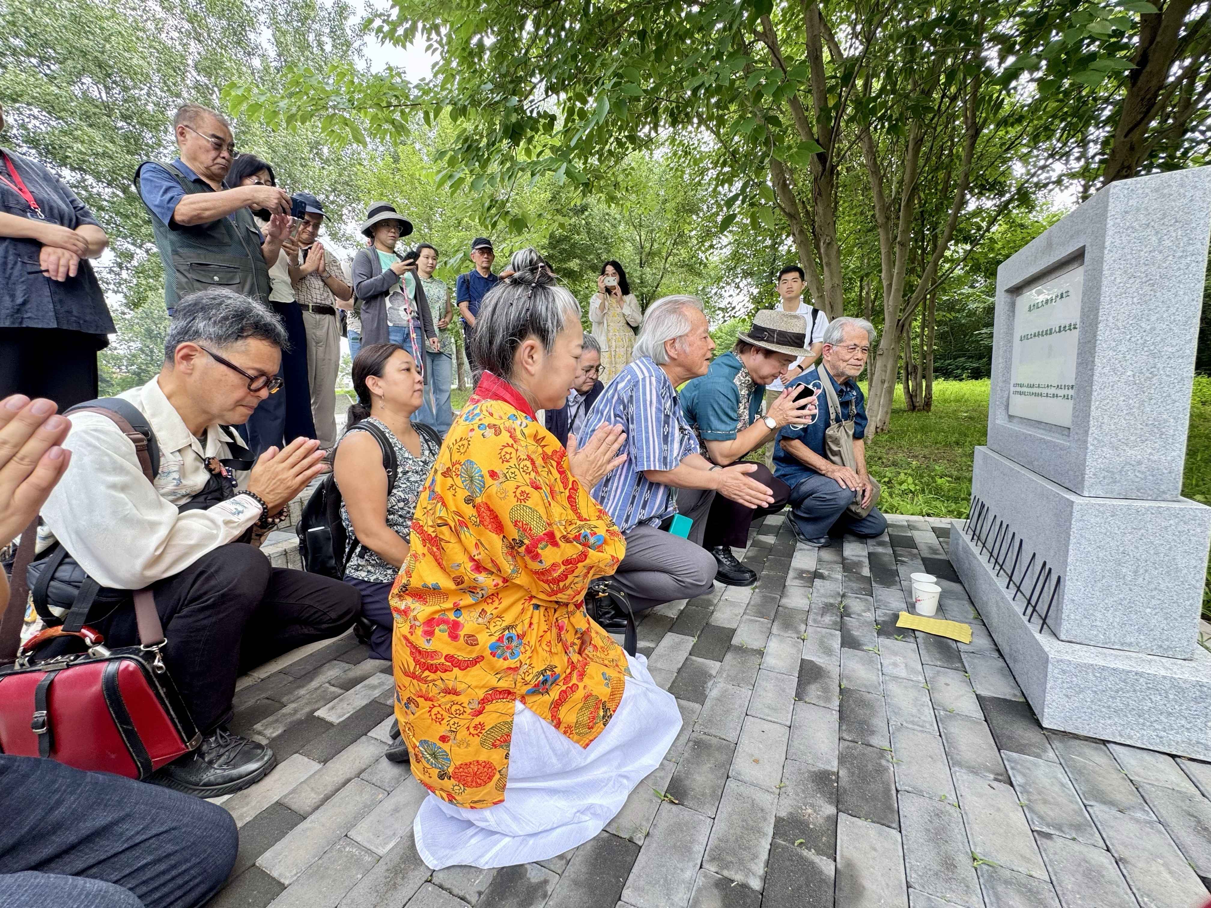 修缮中的琉球国人墓地遗址首次迎来琉球团体。邢晓婧摄