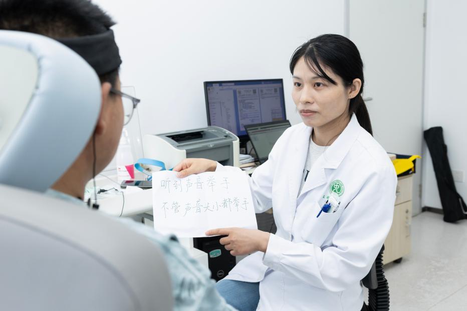 王娜医师为阳阳调试人工耳蜗。张鑫/摄