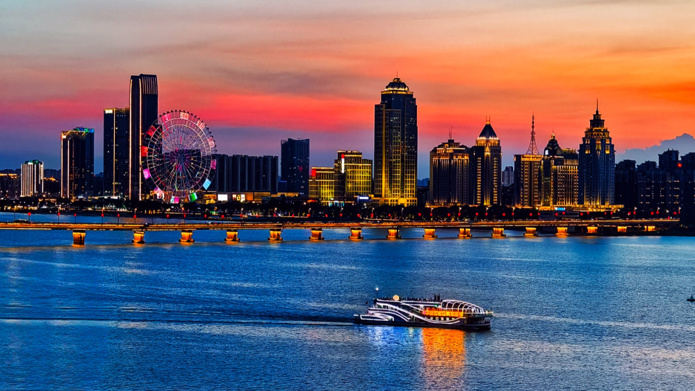 南昌：璀璨赣江夜（图）