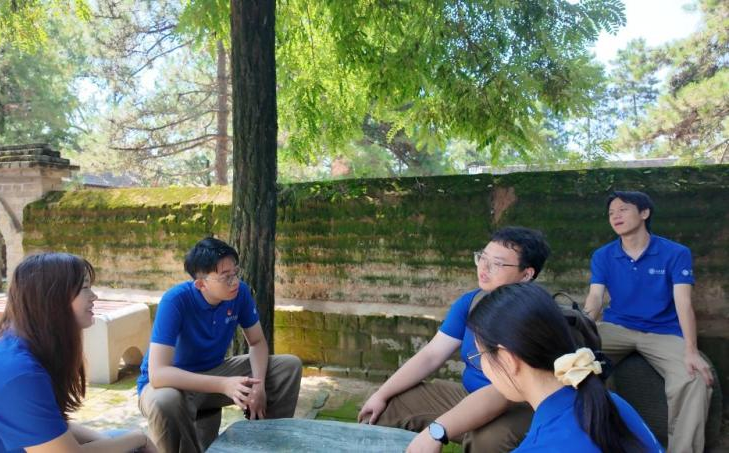 图为实践队员在冯家村庭院中交流研讨。黄翰林供图