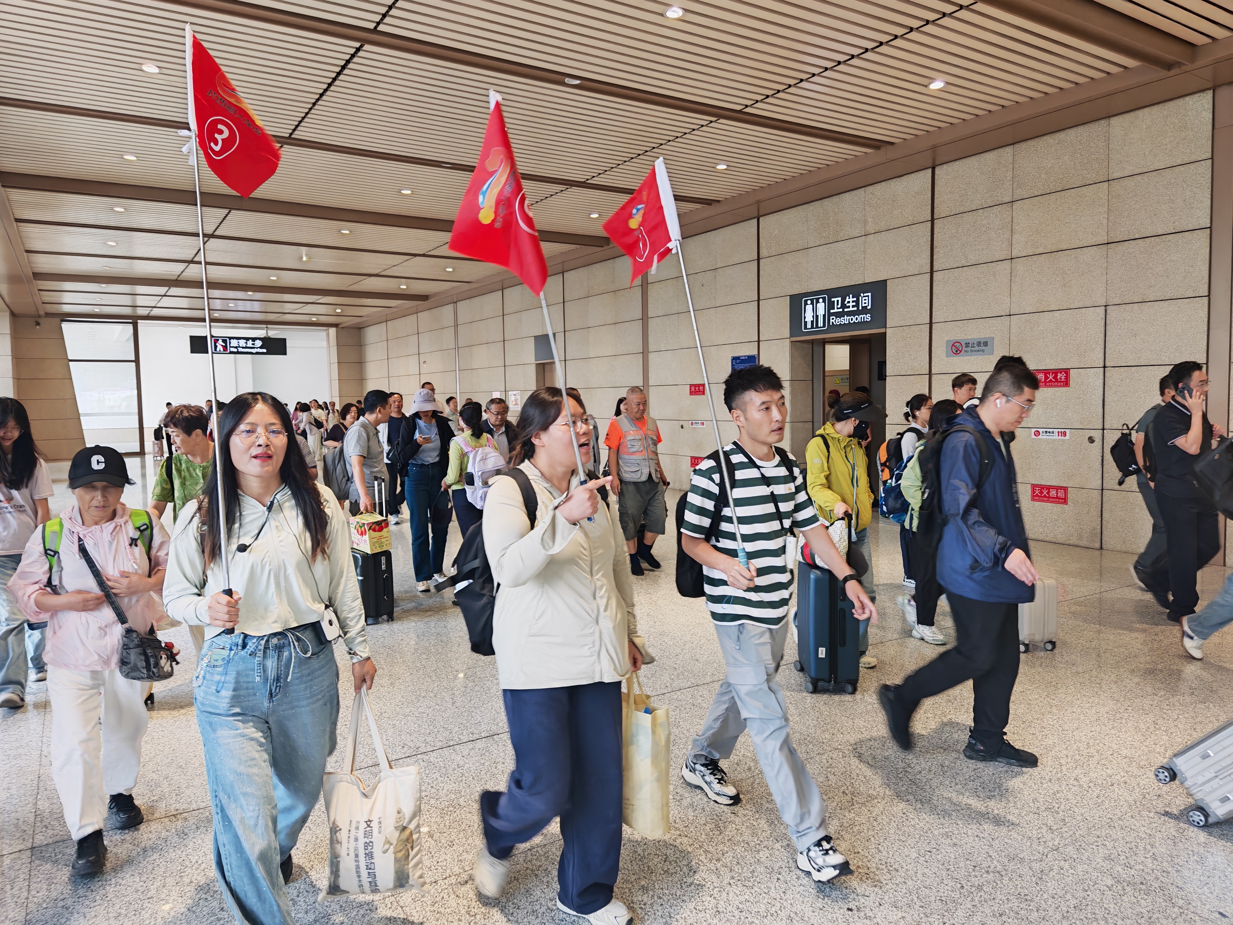旅客从兰州西站出发，前往武威开启避暑旅游。