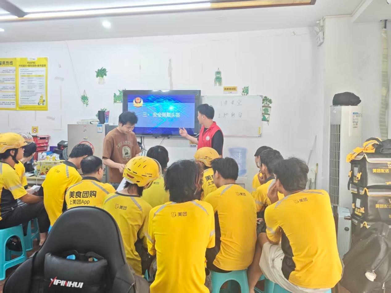 西乡街道固戍社区开展新就业群体交通安全主题宣讲 以案为鉴筑牢出行安全防线