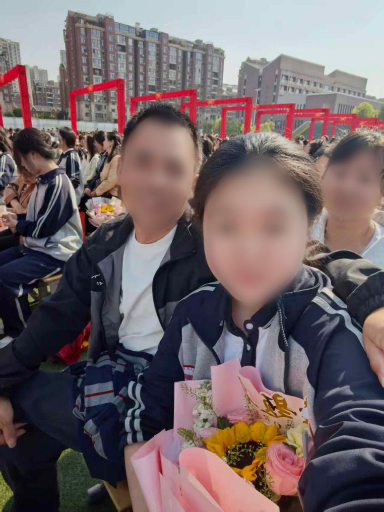 收到父亲送的花，雯雯惊喜又感动