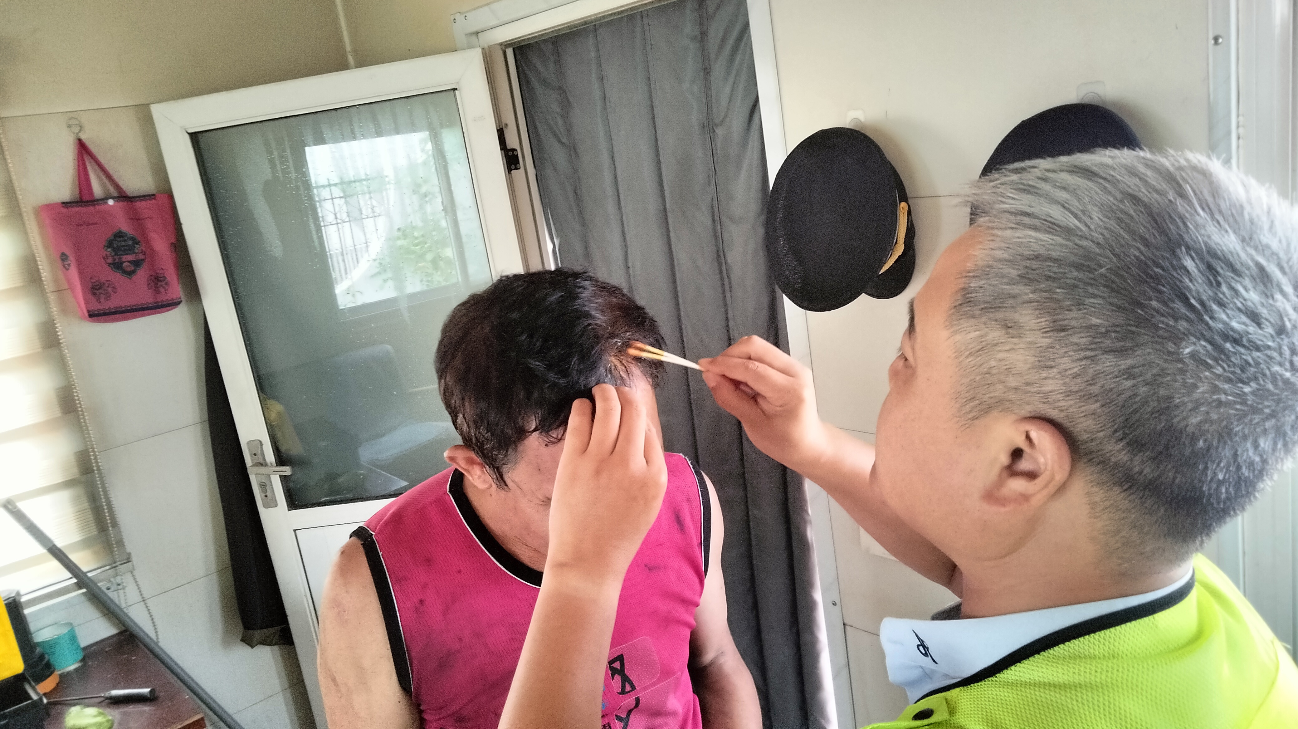 河北高速集团有限公司青银分公司宁晋东收费站:暖心帮扶受伤司乘 温情洒满青银高速