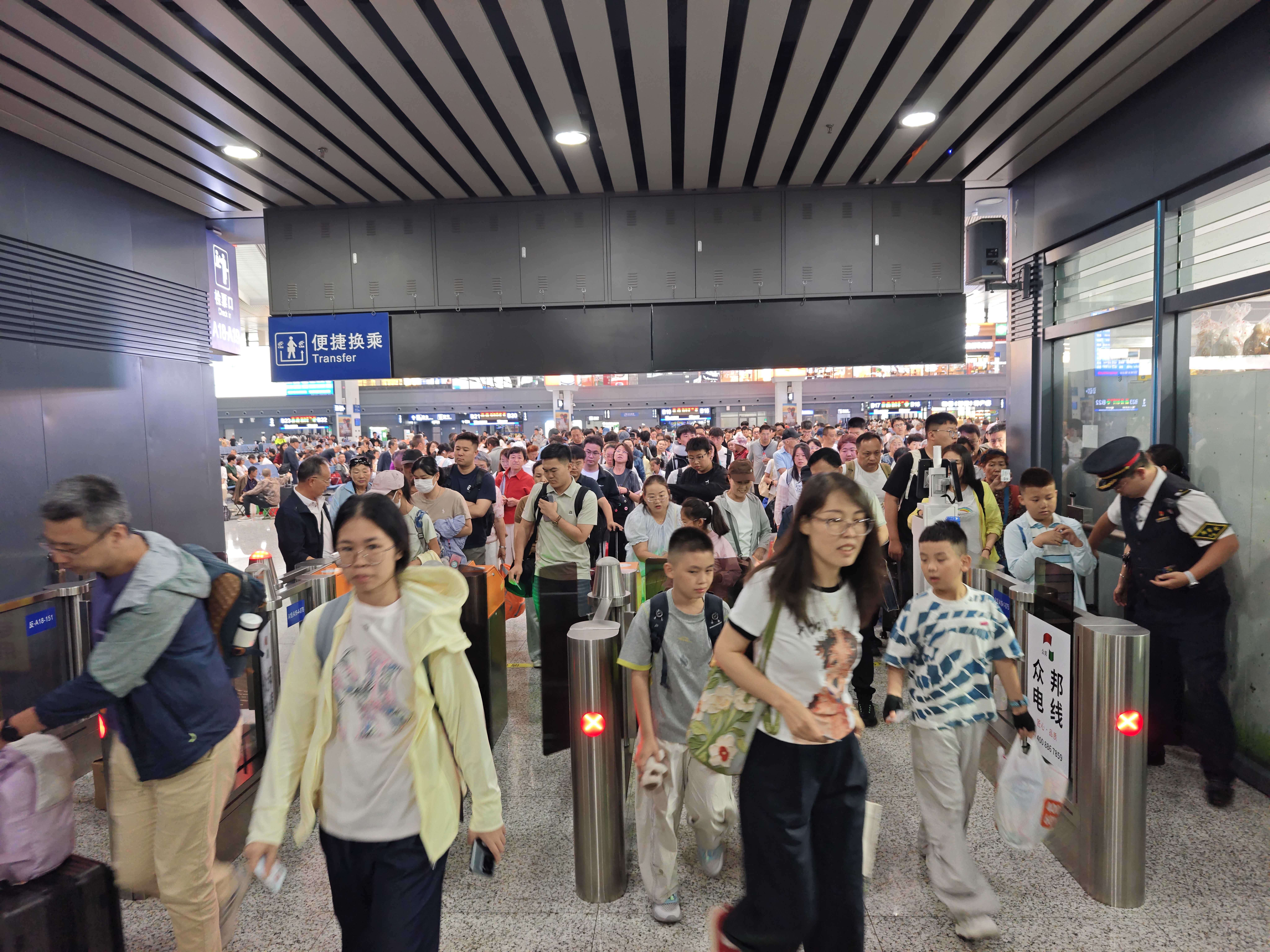 旅客从兰州西站出发，前往武威开启避暑旅游。