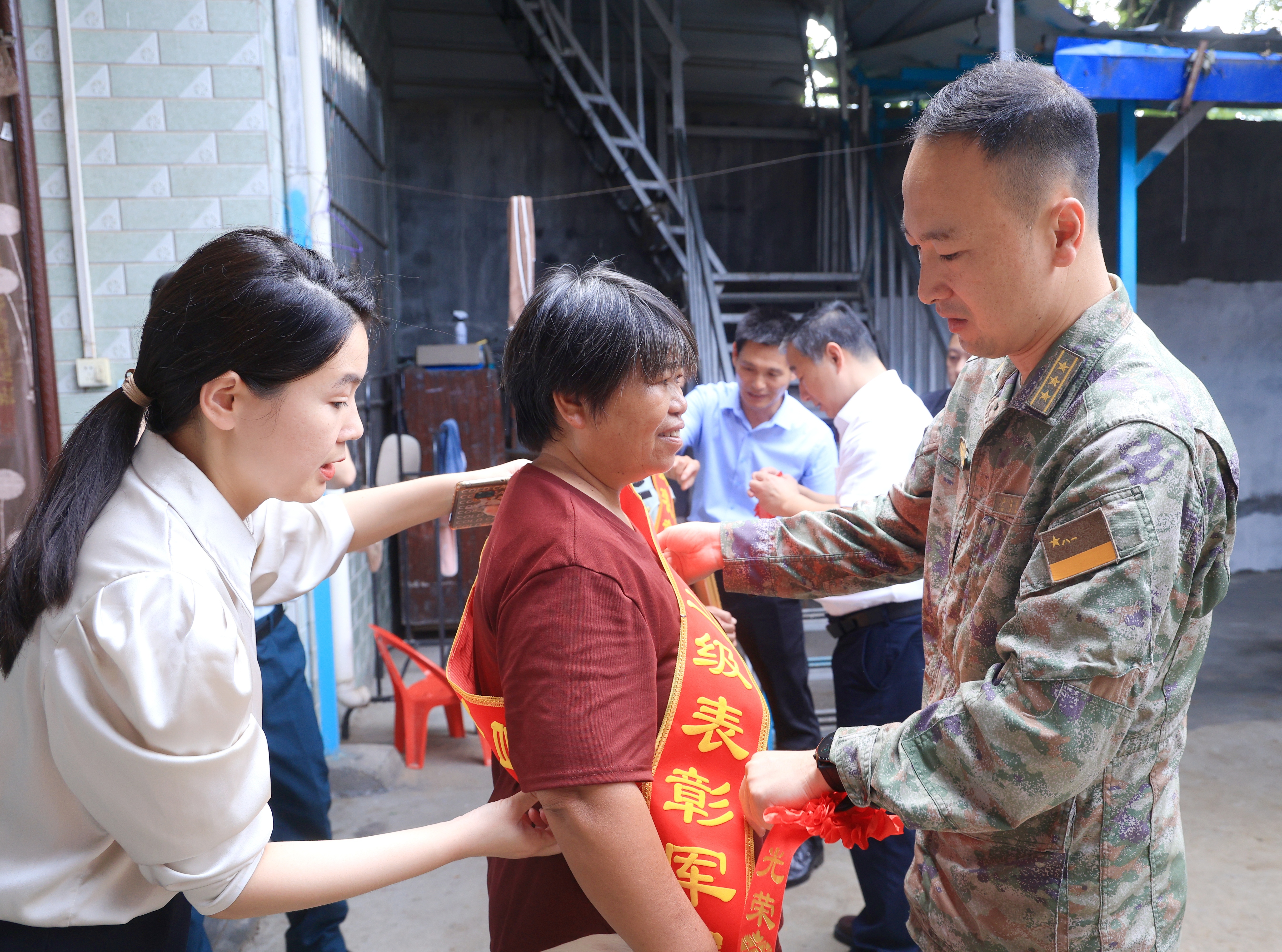 荣光送家门 尊崇暖人心  柘城军地联合为荣立二级表彰军人家庭送喜报
