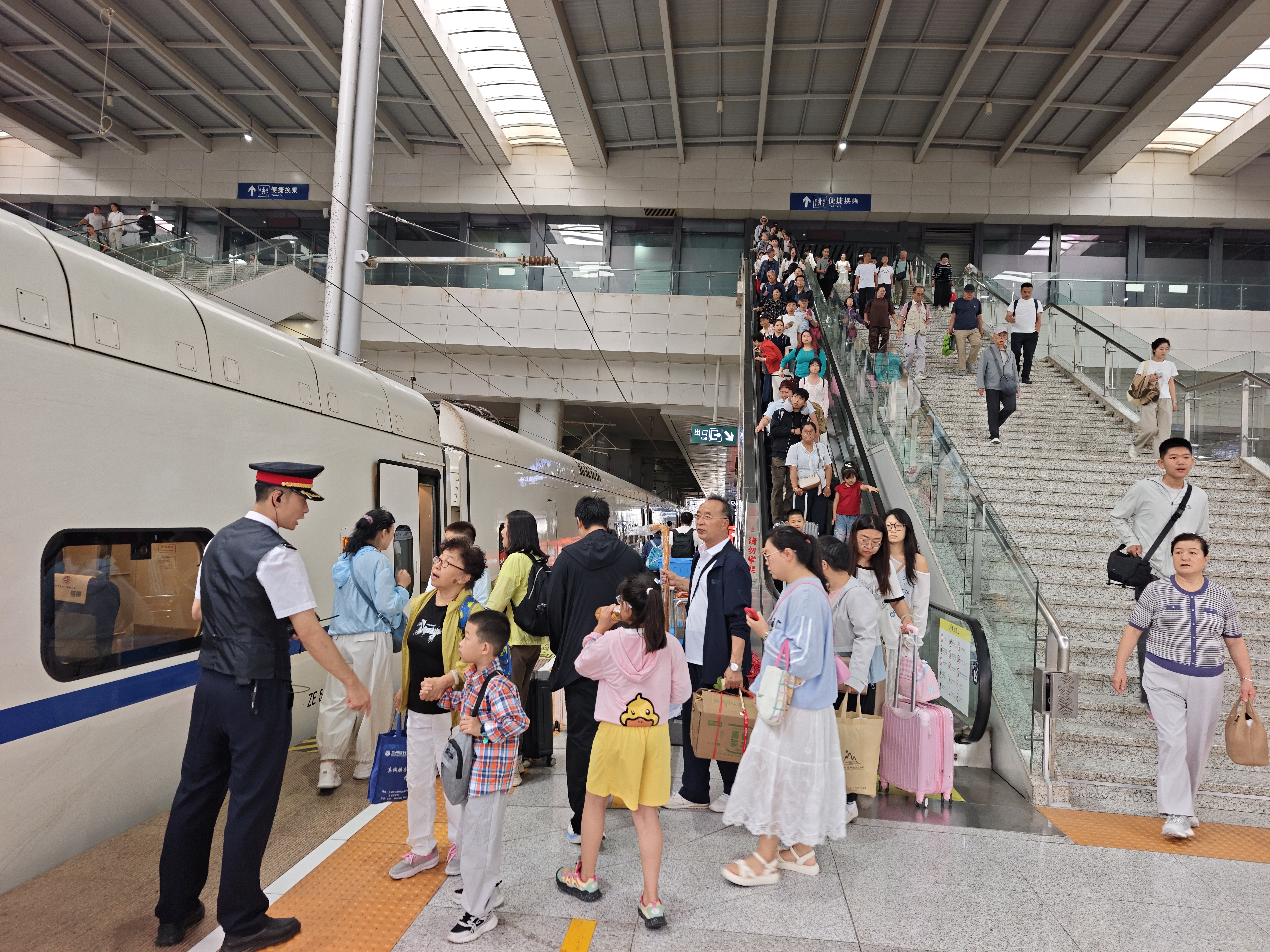 旅客从兰州西站出发，前往武威开启避暑旅游。