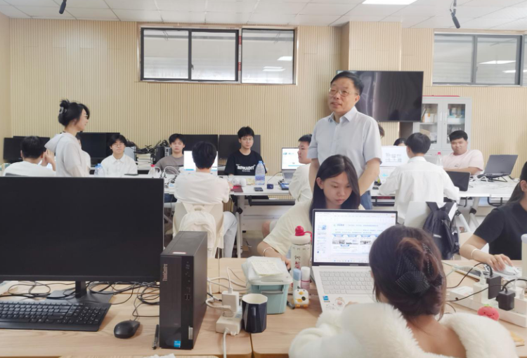江西新能源科技职业学院领导深入一线慰问暑期留校师生