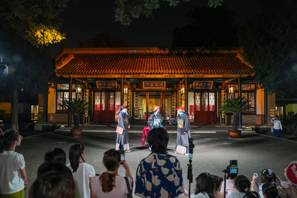7月25日晚,保定直隶总督署博物馆,游客在观看沉浸式互动体验剧《遇见总督》。