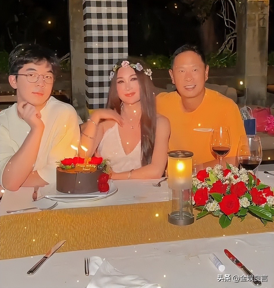 温碧霞59岁庆生照引热议,发福显龄养子坐姿抢镜 第4张 温碧霞59岁庆生照引热议,发福显龄养子坐姿抢镜 第4张