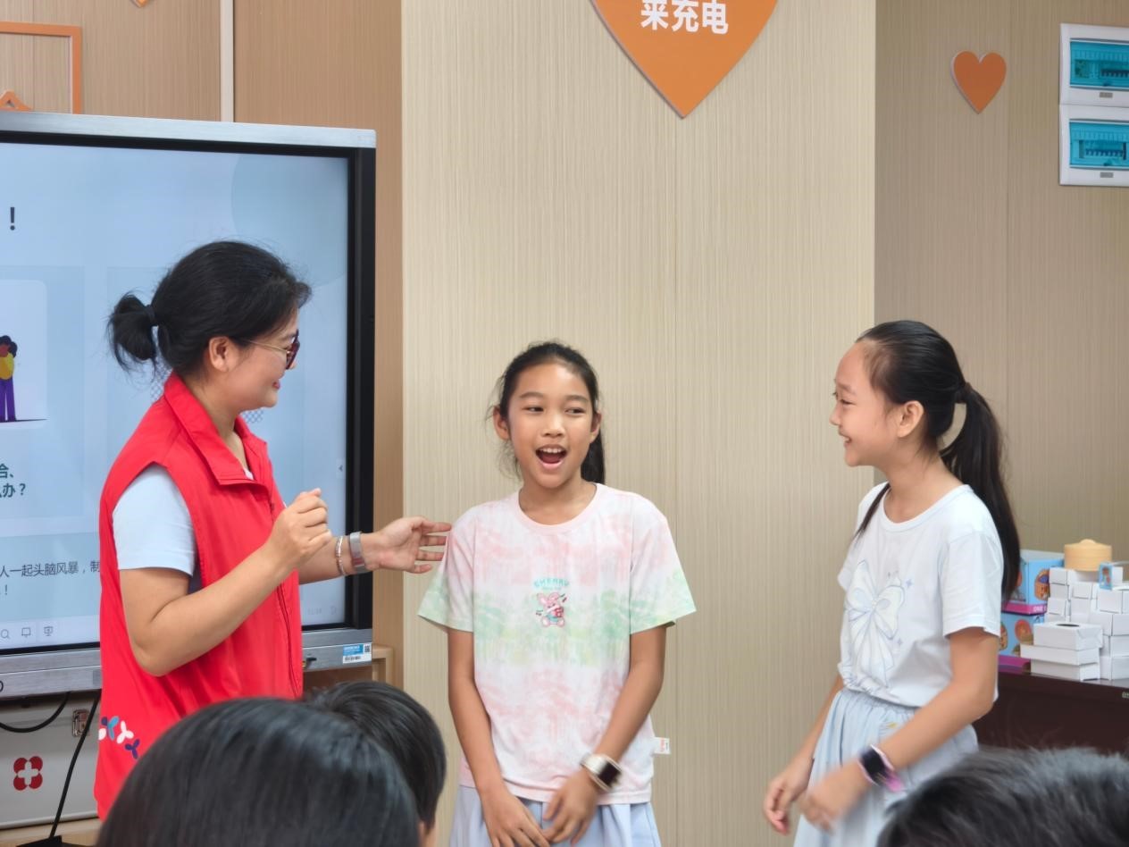 孩子们积极分享小组讨论议题