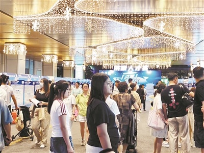 大悦城的夏季夜市招聘活动