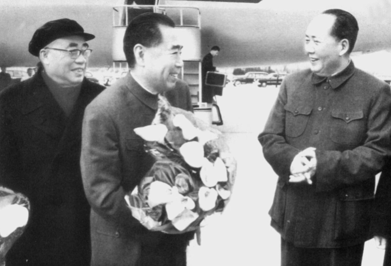 ▲1964年，毛泽东、周恩来、朱德在北京机场。