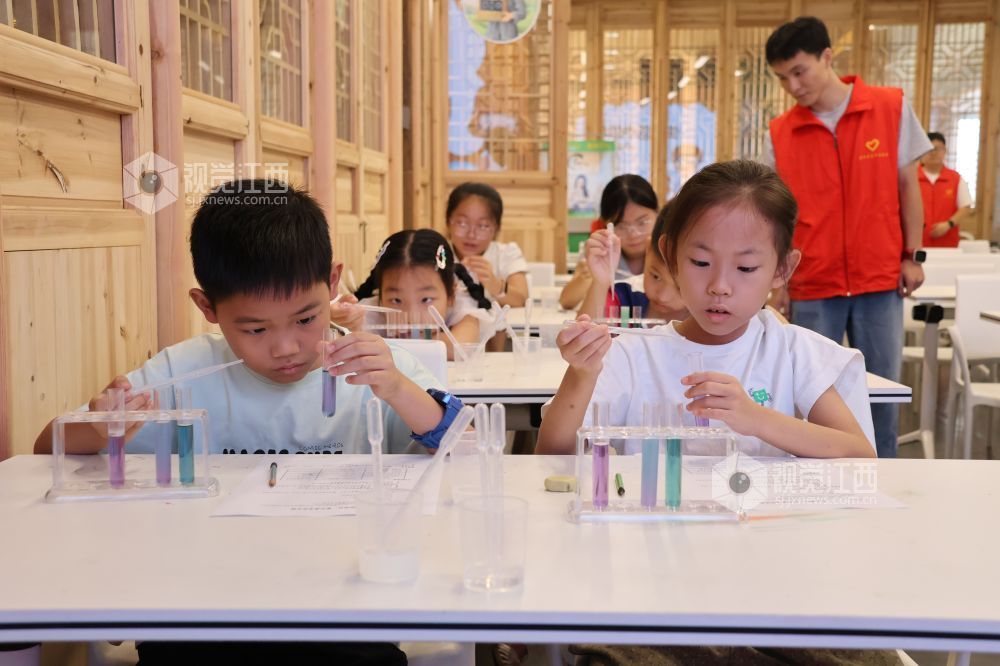 2026年7月29日，在江西省吉安市吉州区庐陵县学托管班，孩子们正在亲手做实验.
