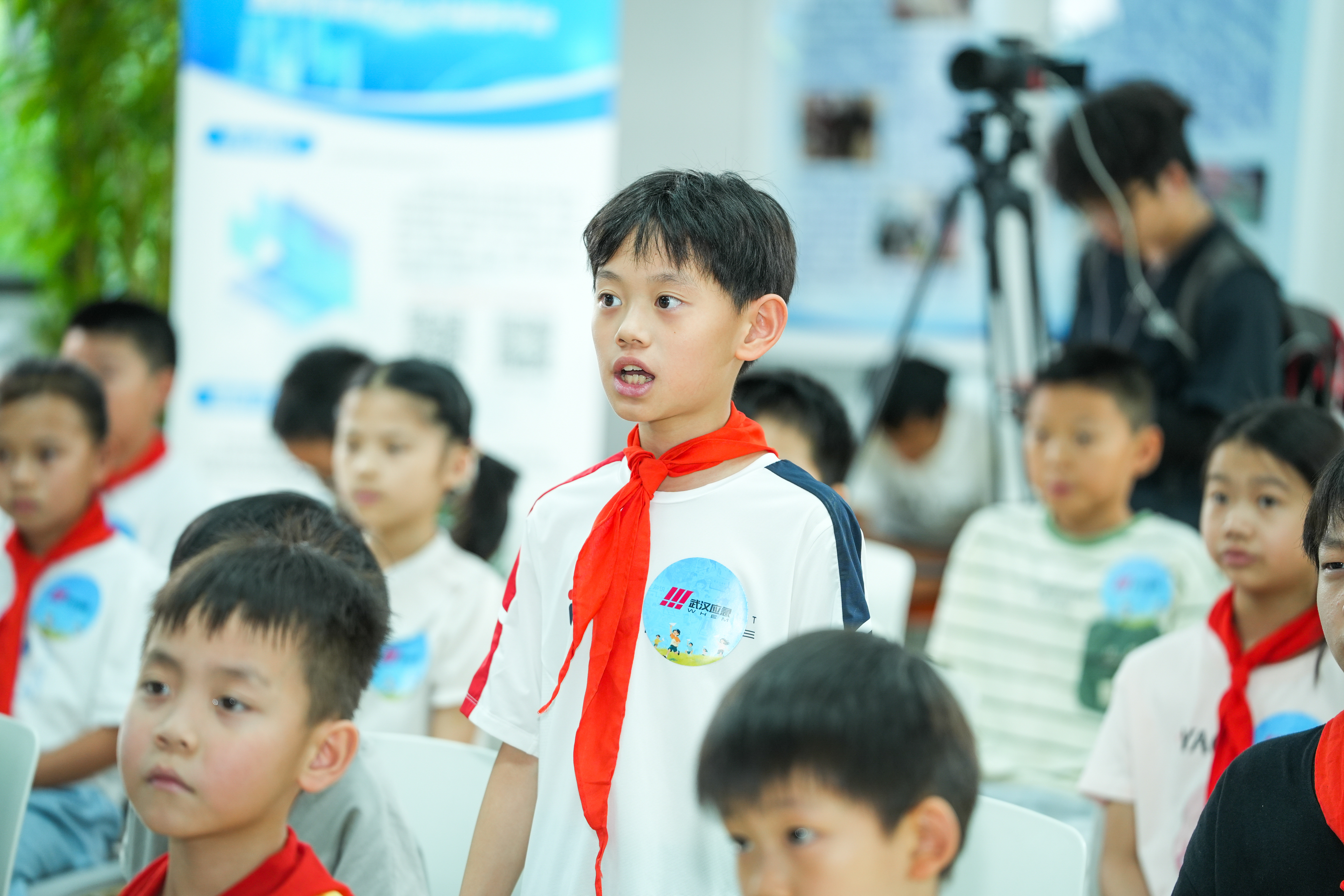 2026年武汉市应急纸飞机科普直播活动走进社区 解锁趣味应急安全课堂