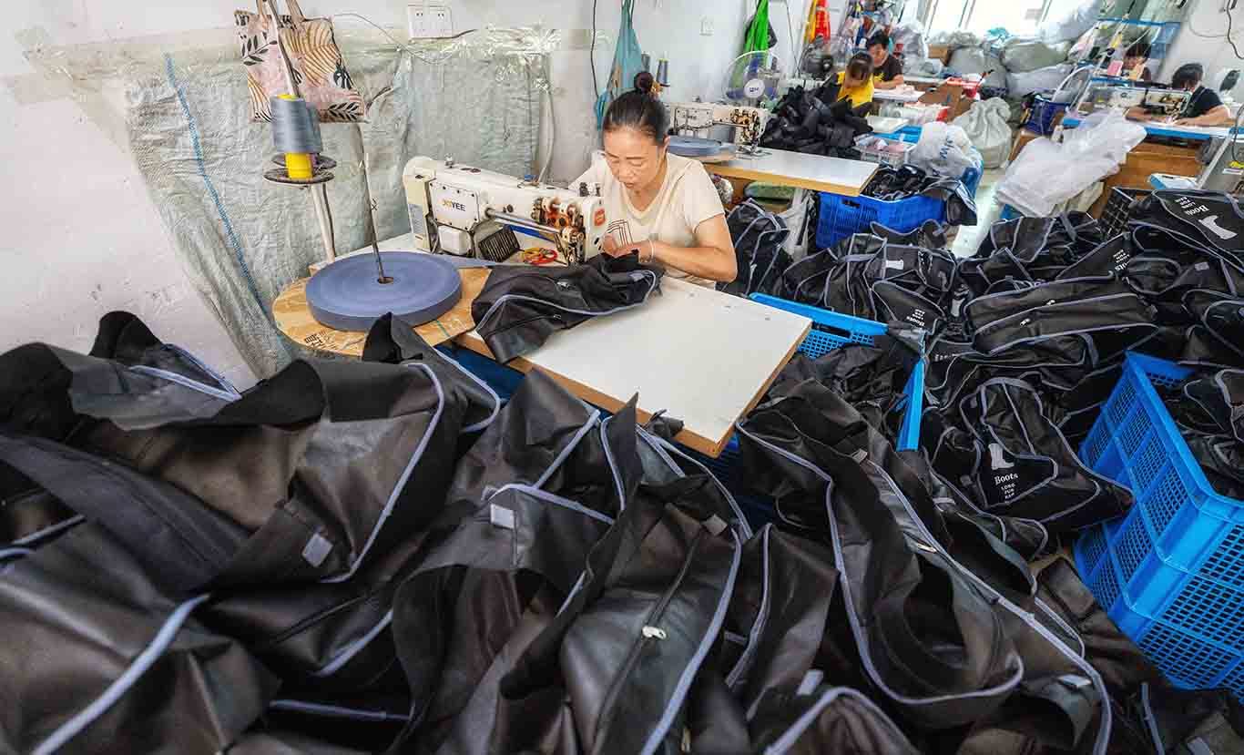 ▲现已开设4处加工车间，稳定吸纳35至40名本地村民就业。