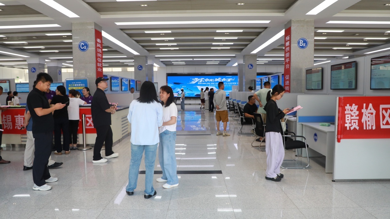 图为大厅里求职者在巡视适合自己的职位 张永喜摄