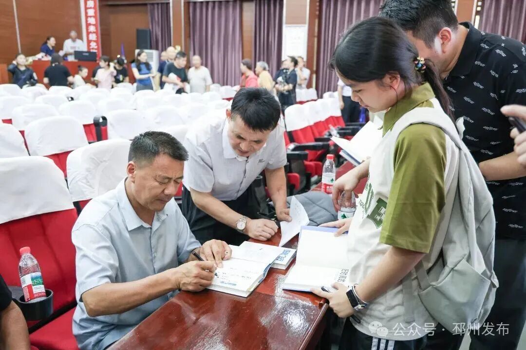 《低处飞行》何以共行，“外卖诗人”王计兵回乡聊了啥？