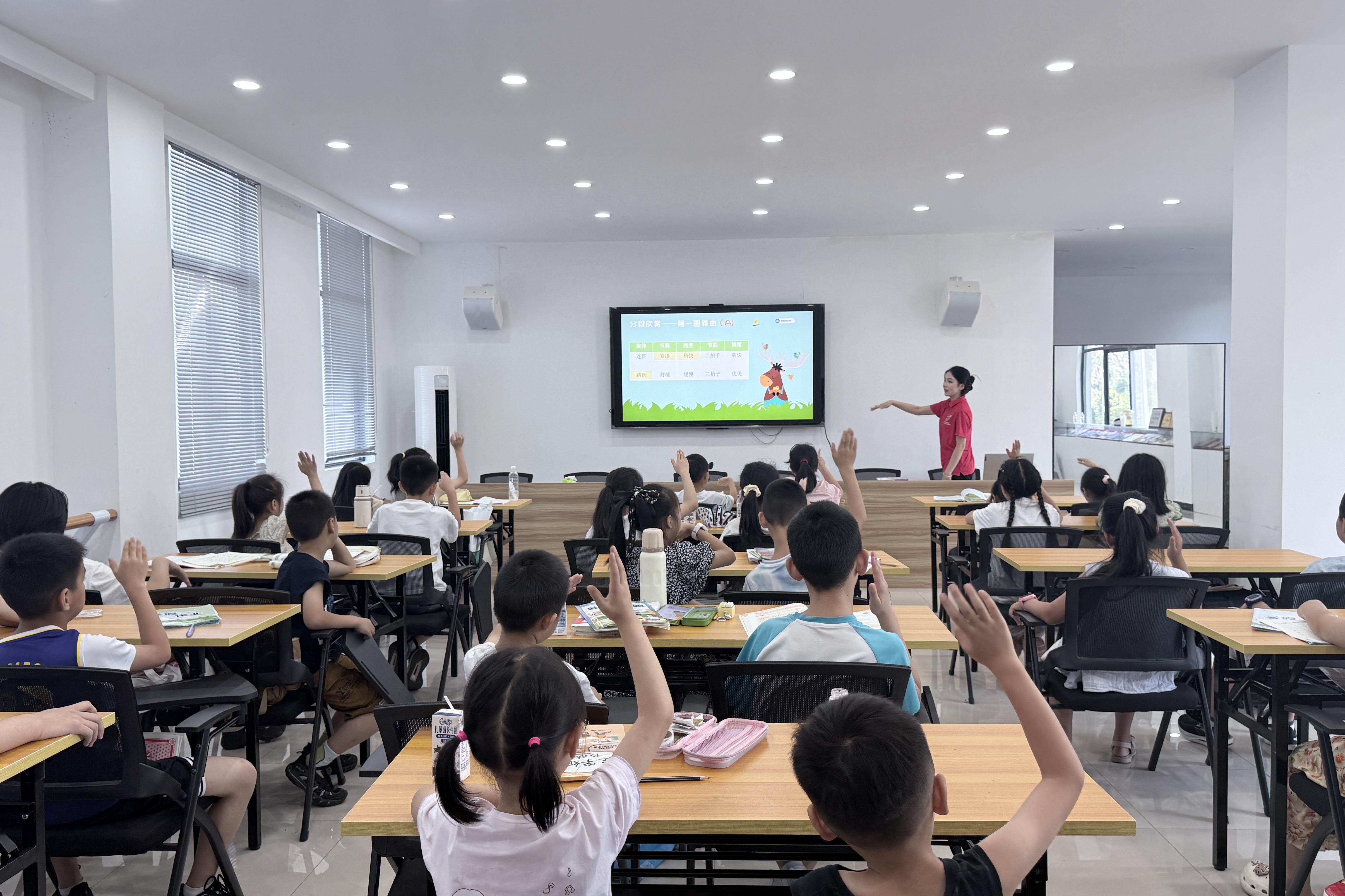 实践团开设乡村公益音乐课堂,为留守儿童开展美育教学