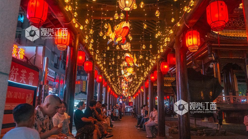 2026年7月25日在江西省南昌市万寿宫街区拍摄的画面。