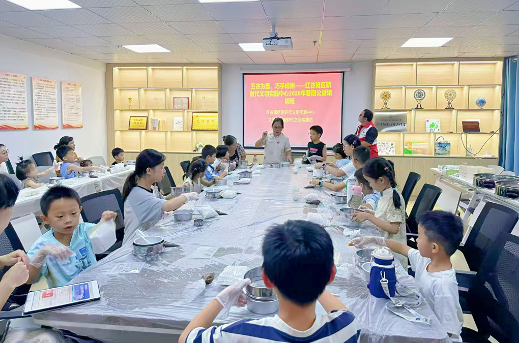 南昌红谷滩区开启“五谷为墨，巧手成画”暑期公益培训班