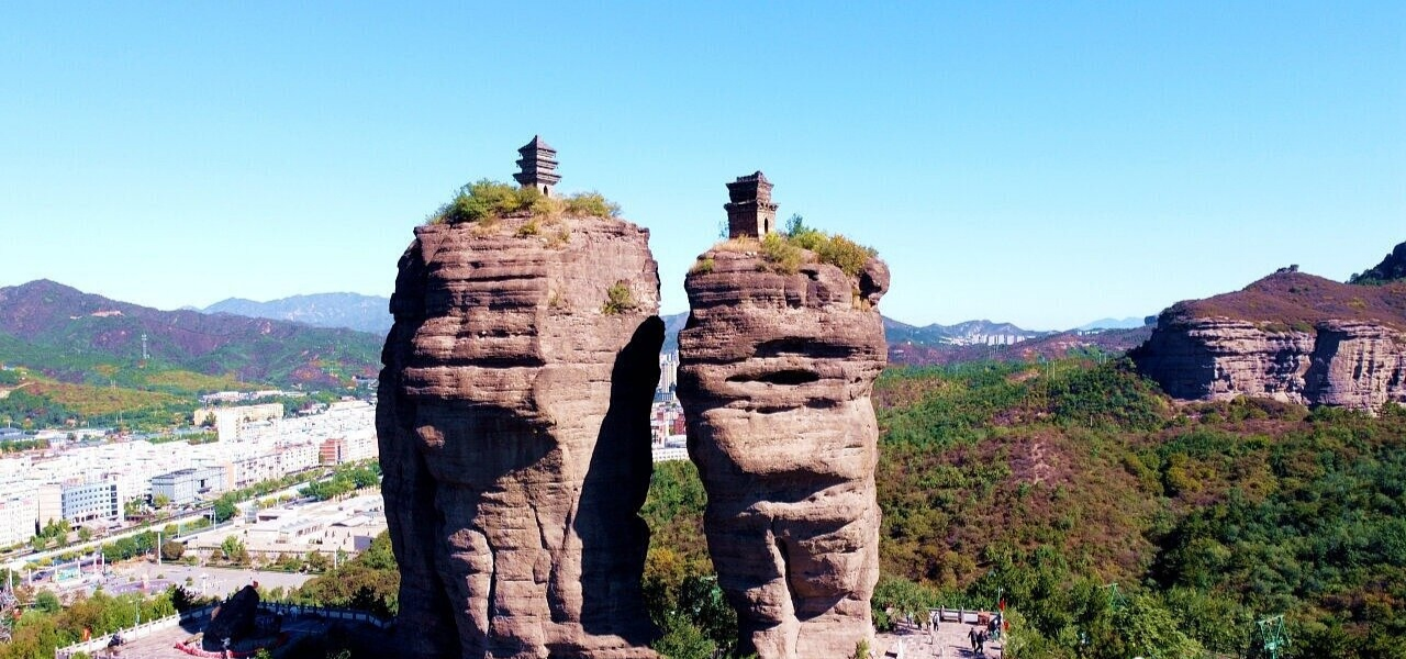 双滦区・双塔山，两块千年巨石矗立燕山之间，山城天然奇景