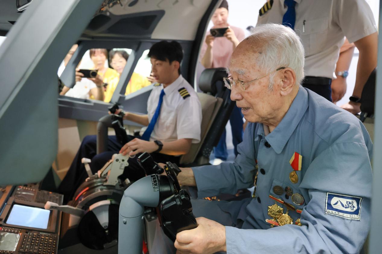 老兵体验江西航空客机模拟驾驶